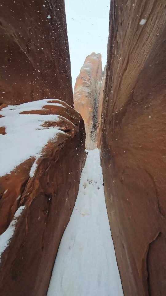 When I pulled into the Sand Dune Arch parking lot and saw it blanketed in nearly four inches of fresh snow, it felt surreal. Arches National Park is breathtaking on any day... but covered in snow, it's pure magic. I grabbed a quick sandwich, checked the map, and saw the hike was just 0.4 miles round trip. No hesitation. Absolutely worth it.

Getting to experience Sand Dune Arch wrapped in white was something I'll never forget. It may not be the largest arch in the park, but walking through those narrow sandstone walls with snow softly lining the rock felt incredible, quiet, peaceful, and almost otherworldly. I'm beyond grateful I got to witness that rare combination of red rock and fresh snow. Moments like that stay with you.

📷 Jan 8, 2026

#archesnps #snowday #fineartphotography #explore
@archesnps @nationalparkservice @visitutah
